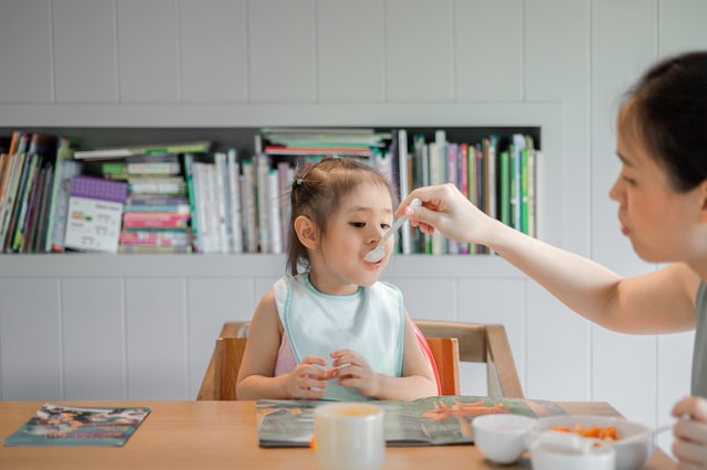 tanaphong-toochinda-FEhFnQdLYyM-unsplash feeding kids